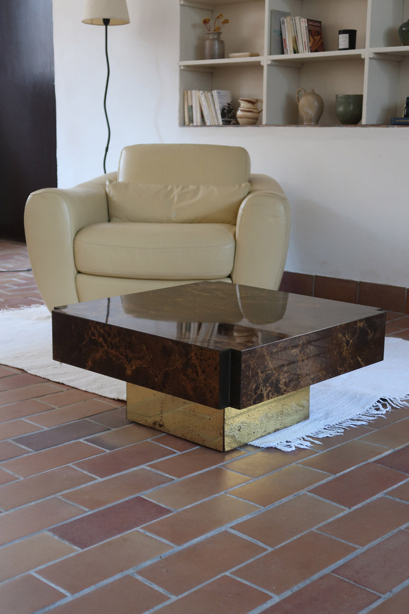 Table basse vintage carrée des années 70 en loupe de noyer avec piètement en laiton patiné.