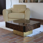 Table basse vintage carrée des années 70 en loupe de noyer avec piètement en laiton patiné.