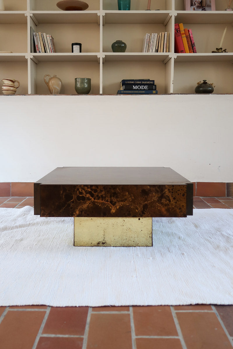 Table basse vintage carrée des années 70 en loupe de noyer avec piètement en laiton patiné.