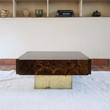 Table basse vintage carrée des années 70 en loupe de noyer avec piètement en laiton patiné.