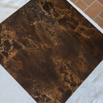 Table basse vintage carrée des années 70 en loupe de noyer avec piètement en laiton patiné.