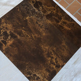 Table basse vintage carrée des années 70 en loupe de noyer avec piètement en laiton patiné.