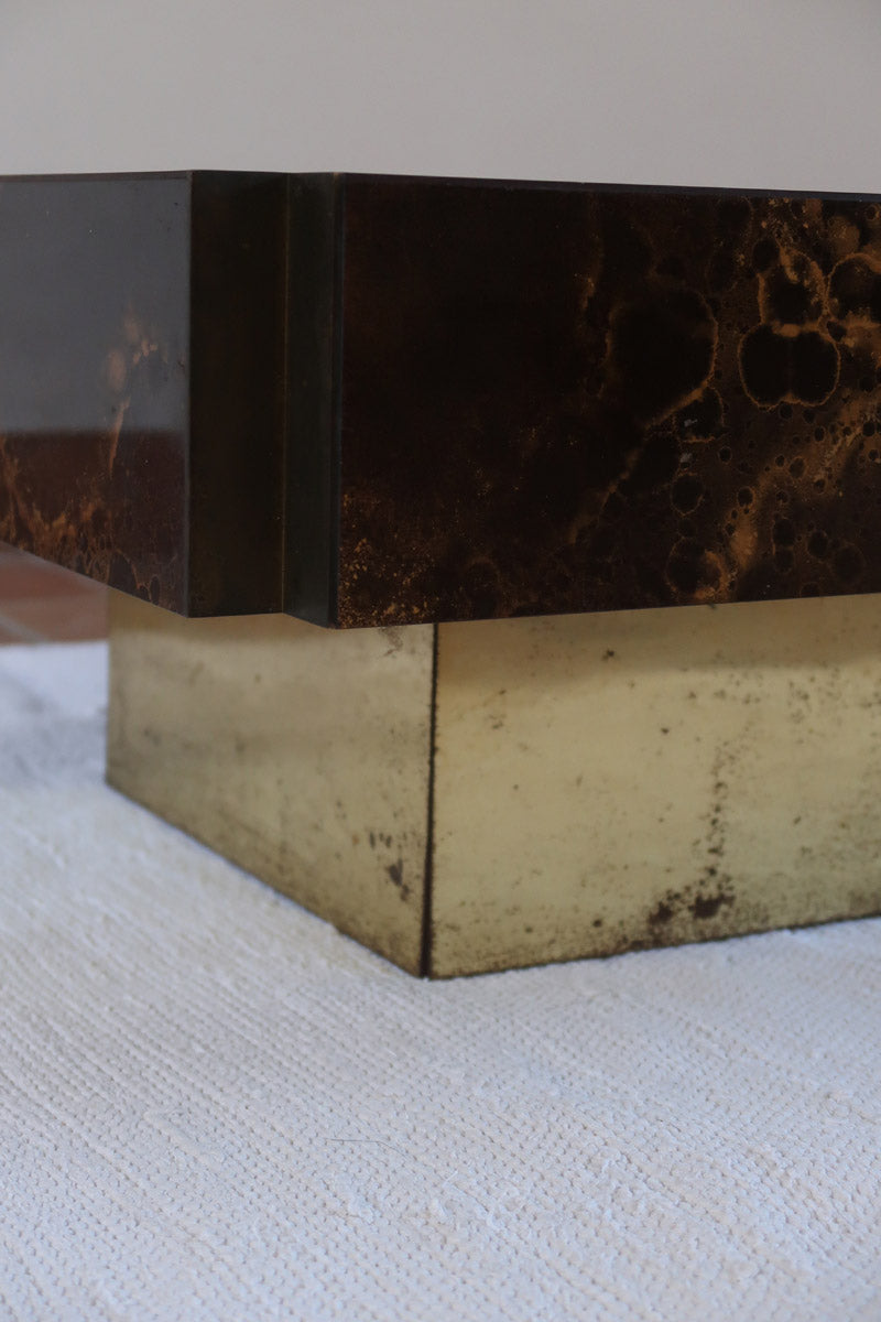 Table basse vintage carrée des années 70 en loupe de noyer avec piètement en laiton patiné.