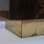 Table basse vintage carrée des années 70 en loupe de noyer avec piètement en laiton patiné.