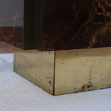 Table basse vintage carrée des années 70 en loupe de noyer avec piètement en laiton patiné.