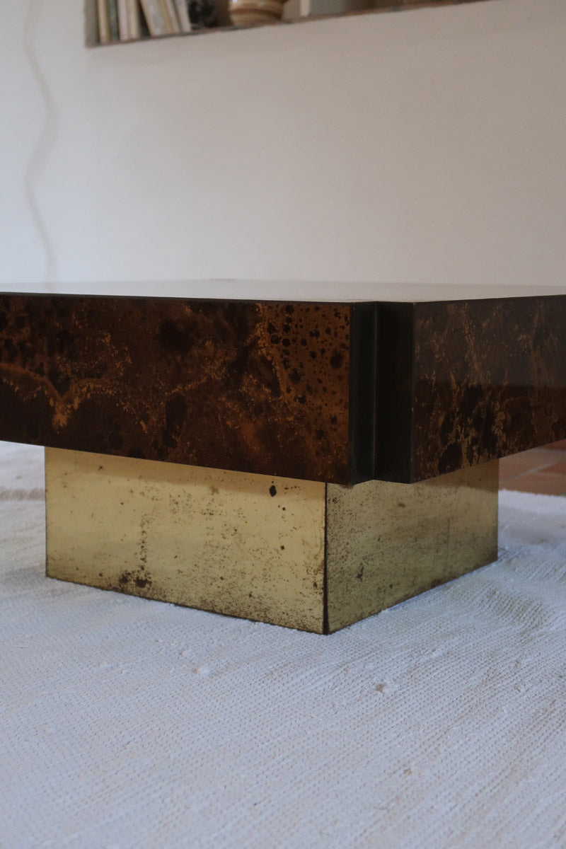 Table basse vintage carrée des années 70 en loupe de noyer avec piètement en laiton patiné.