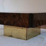 Table basse vintage carrée des années 70 en loupe de noyer avec piètement en laiton patiné.