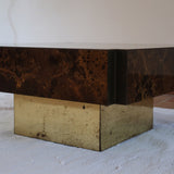 Table basse vintage carrée des années 70 en loupe de noyer avec piètement en laiton patiné.