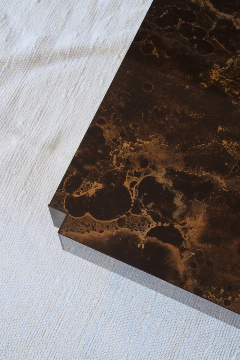 Table basse vintage carrée des années 70 en loupe de noyer avec piètement en laiton patiné.