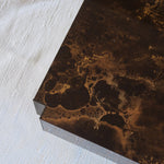 Table basse vintage carrée des années 70 en loupe de noyer avec piètement en laiton patiné.
