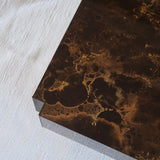 Table basse vintage carrée des années 70 en loupe de noyer avec piètement en laiton patiné.