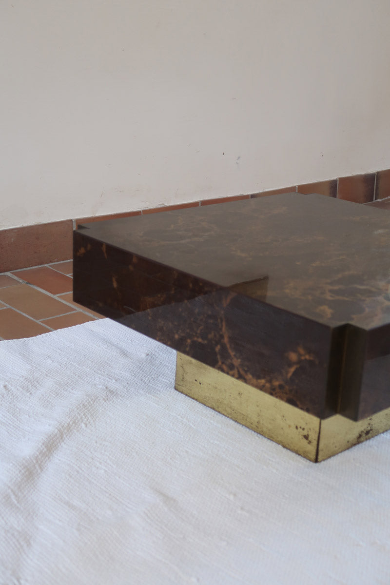 Table basse vintage carrée des années 70 en loupe de noyer avec piètement en laiton patiné.