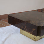 Table basse vintage carrée des années 70 en loupe de noyer avec piètement en laiton patiné.