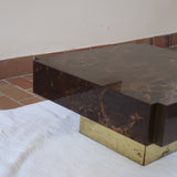 Table basse vintage carrée des années 70 en loupe de noyer avec piètement en laiton patiné.