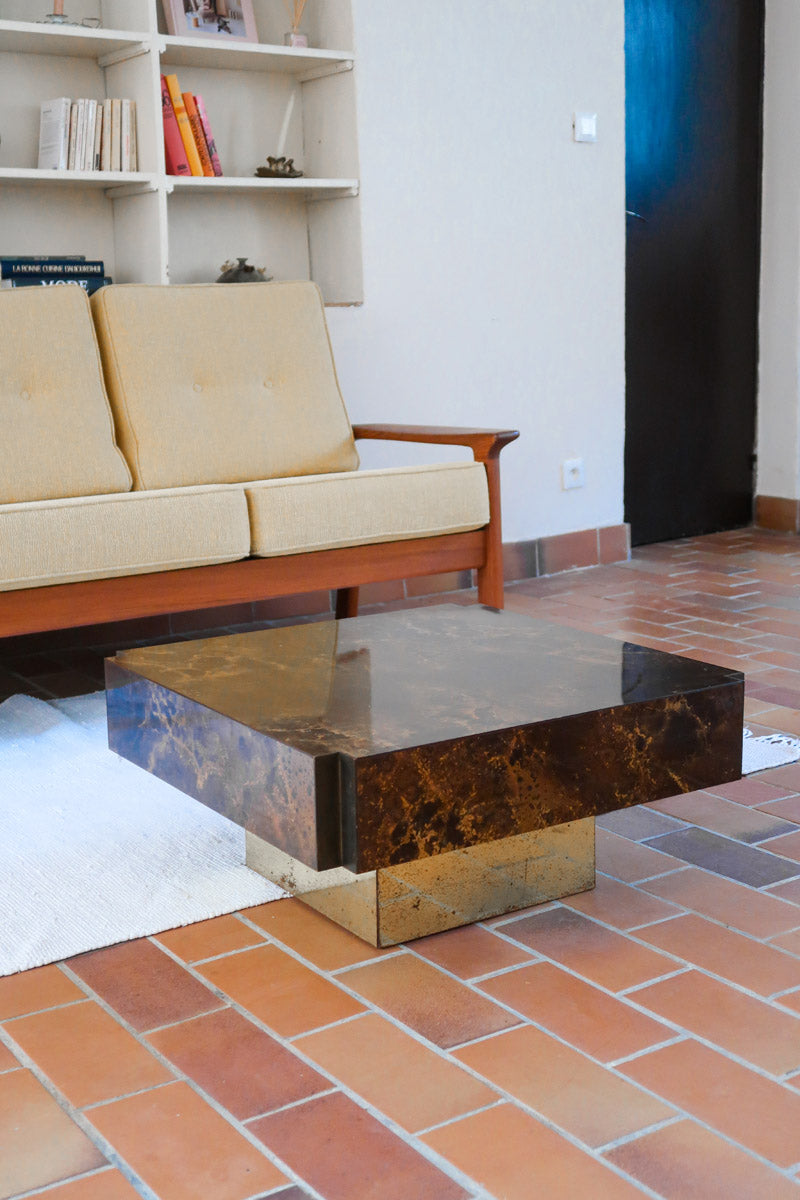 Table basse vintage carrée des années 70 en loupe de noyer avec piètement en laiton patiné.