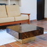 Table basse vintage carrée des années 70 en loupe de noyer avec piètement en laiton patiné.