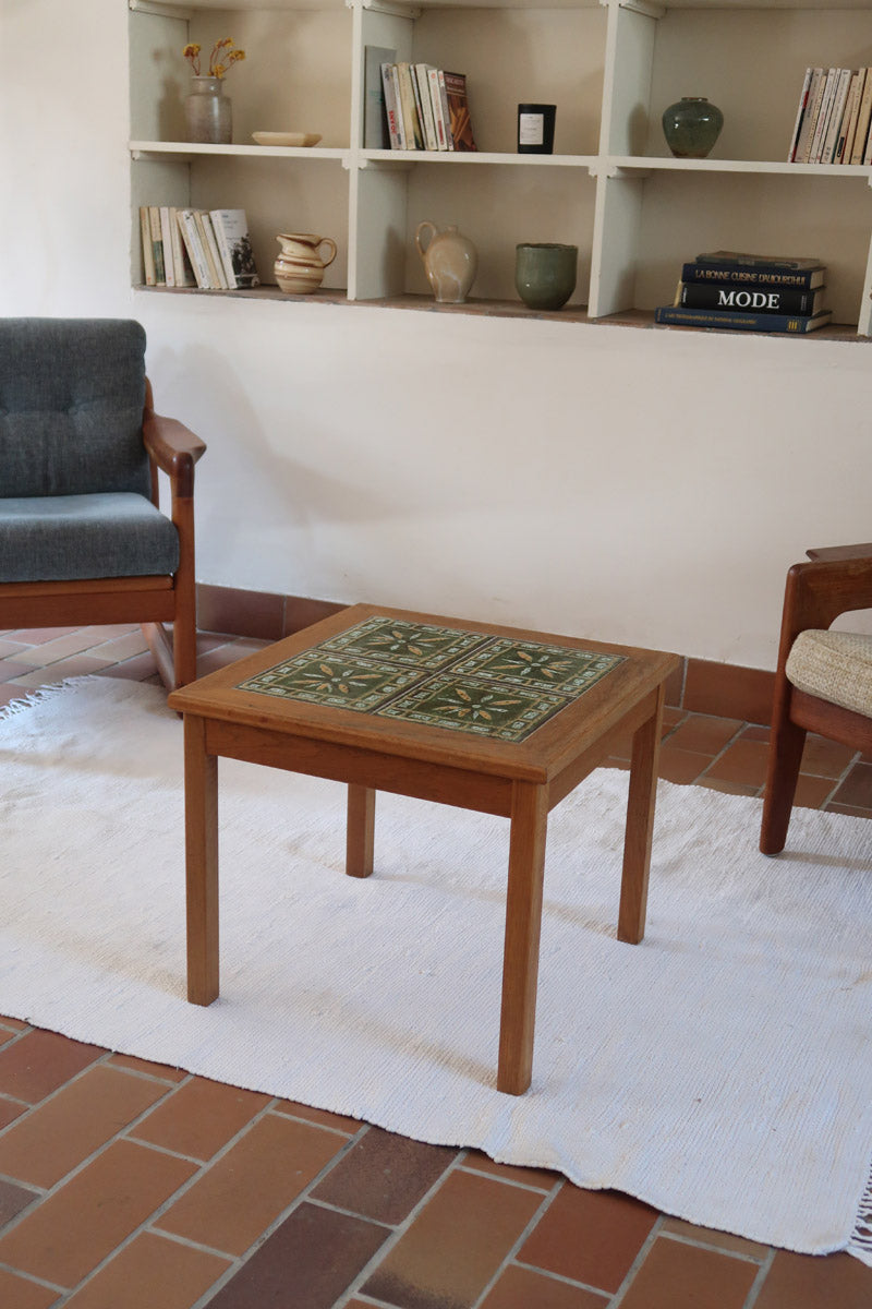 Table basse vintage en teck des années 60 avec plateau carré en céramique à motif.