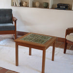 Table basse vintage en teck des années 60 avec plateau carré en céramique à motif.