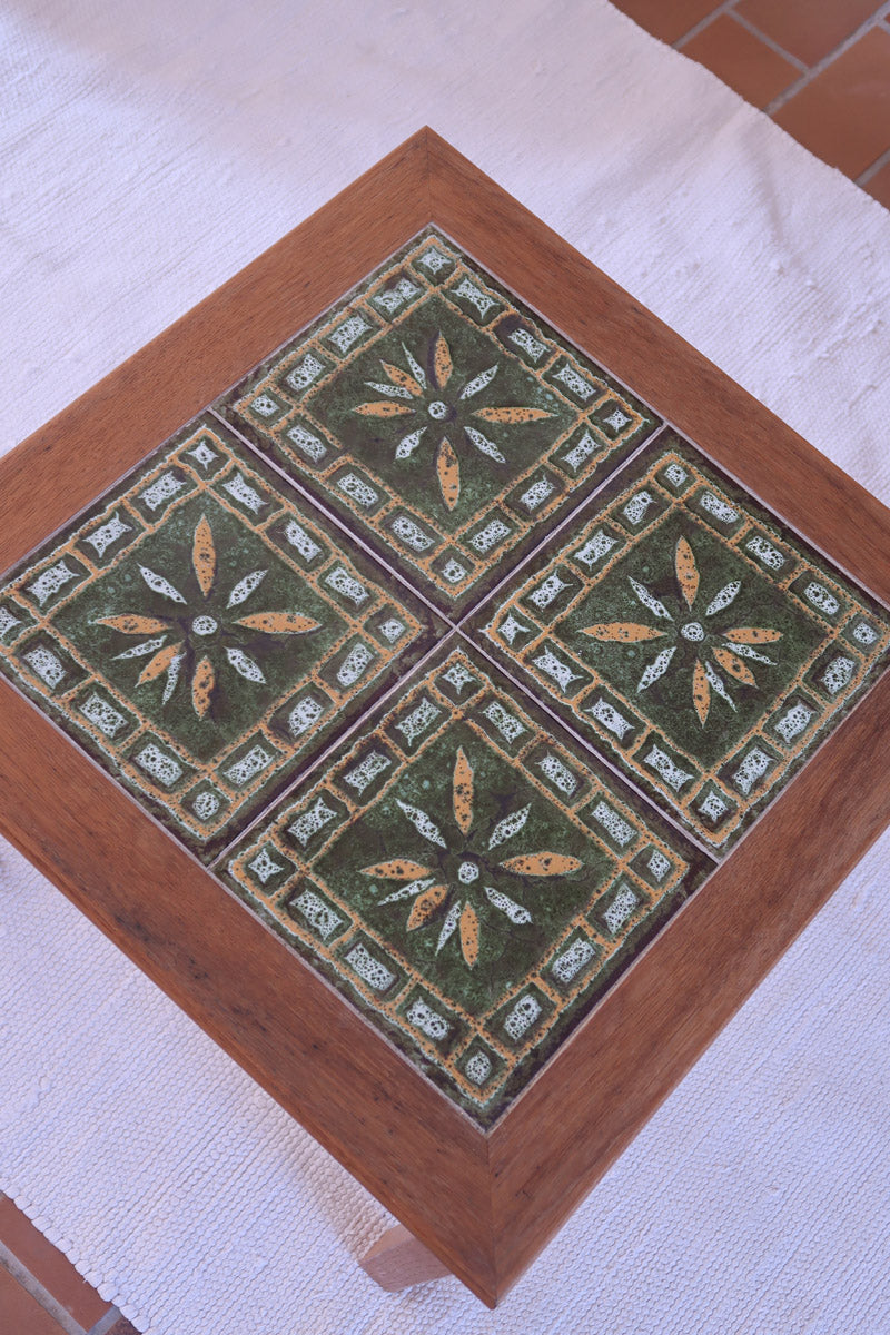 Table basse vintage en teck des années 60 avec plateau carré en céramique à motif.