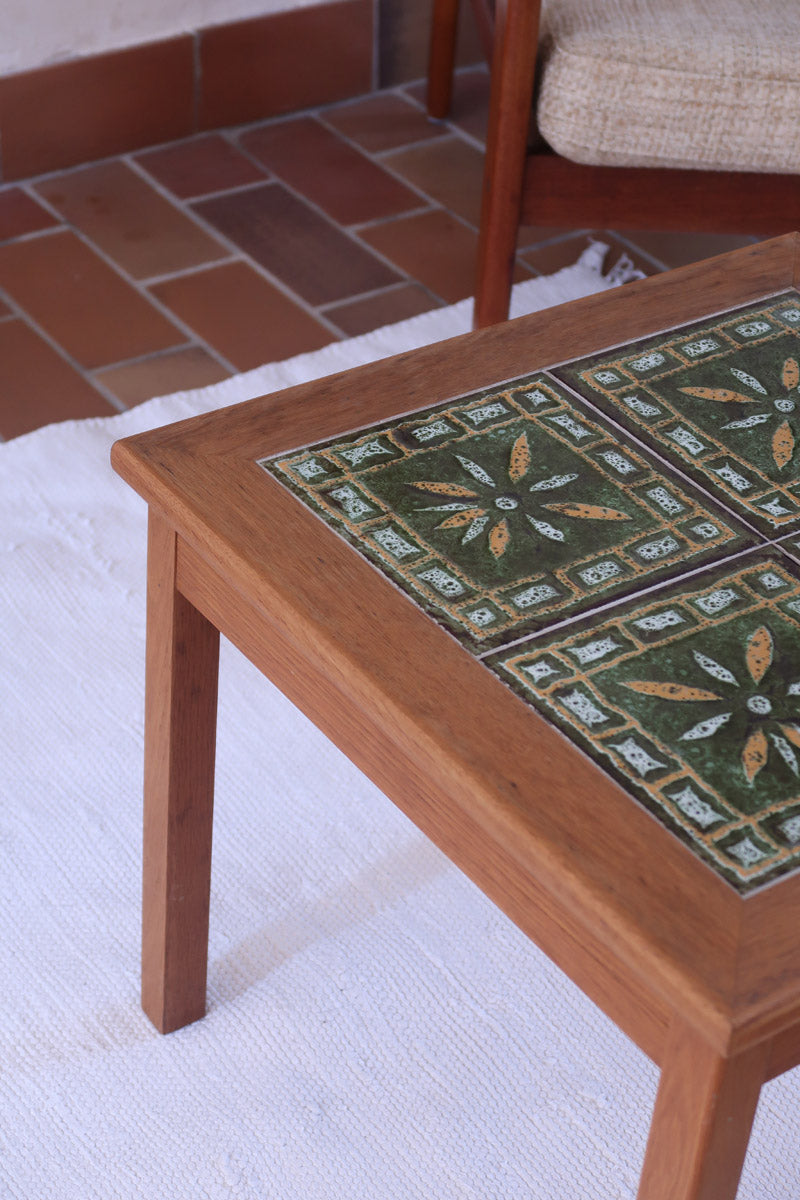 Table basse vintage en teck des années 60 avec plateau carré en céramique à motif.