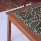 Table basse vintage en teck des années 60 avec plateau carré en céramique à motif.
