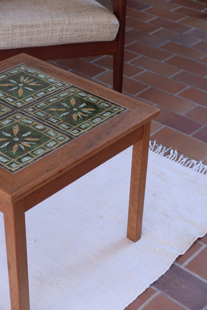 Table basse vintage en teck des années 60 avec plateau carré en céramique à motif.