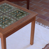 Table basse vintage en teck des années 60 avec plateau carré en céramique à motif.