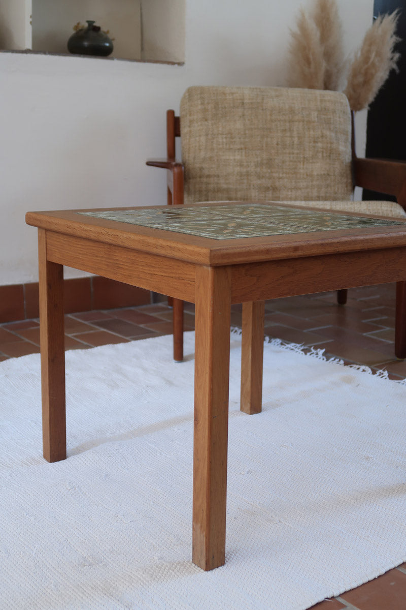 Table basse vintage en teck des années 60 avec plateau carré en céramique à motif.