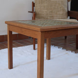 Table basse vintage en teck des années 60 avec plateau carré en céramique à motif.