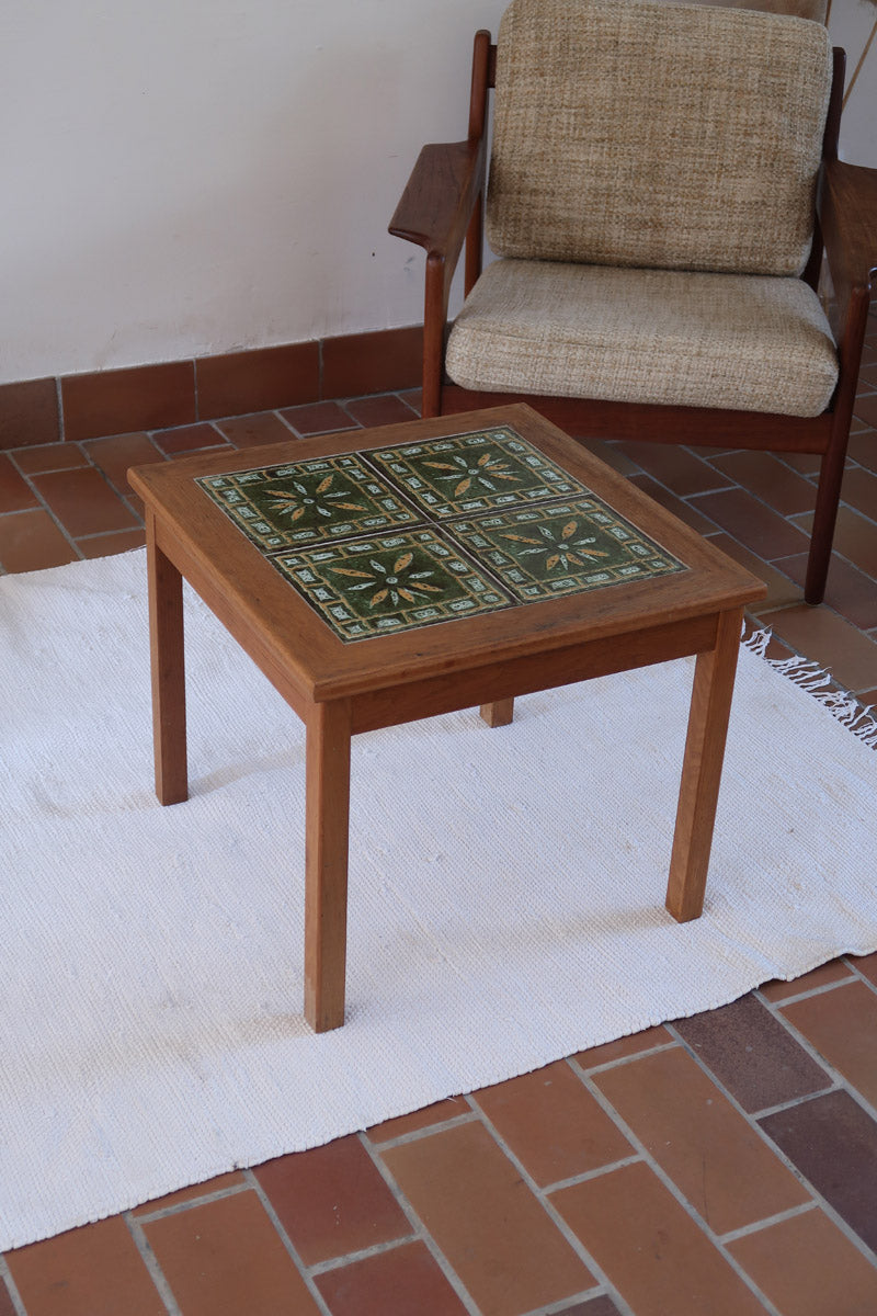 Table basse vintage en teck des années 60 avec plateau carré en céramique à motif.