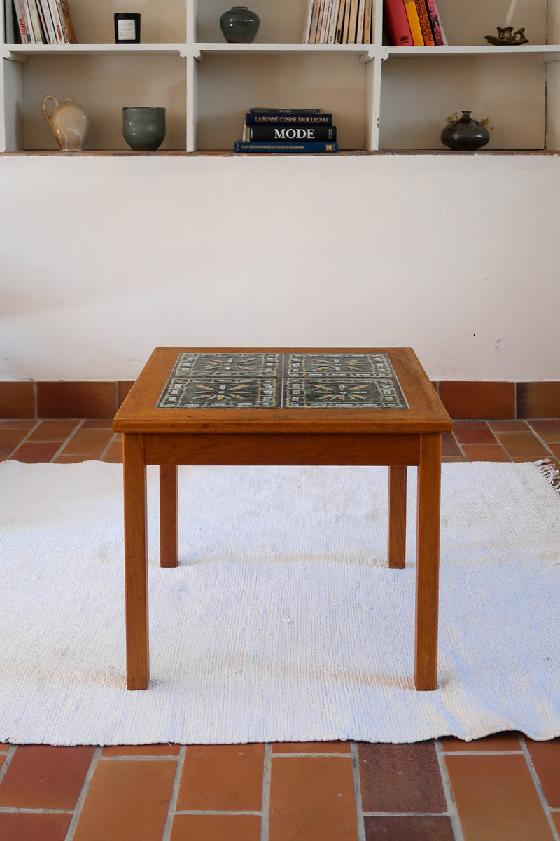 Table basse vintage en teck des années 60 avec plateau carré en céramique à motif.