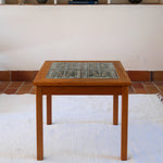 Table basse vintage en teck des années 60 avec plateau carré en céramique à motif.