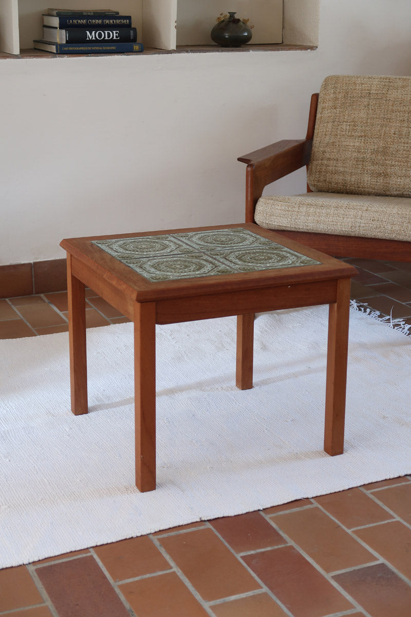 Table basse vintage en teck des années 60 avec plateau carré en céramique à motif.