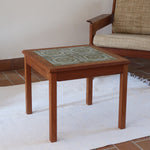 Table basse vintage en teck des années 60 avec plateau carré en céramique à motif.