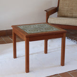 Table basse vintage en teck des années 60 avec plateau carré en céramique à motif.