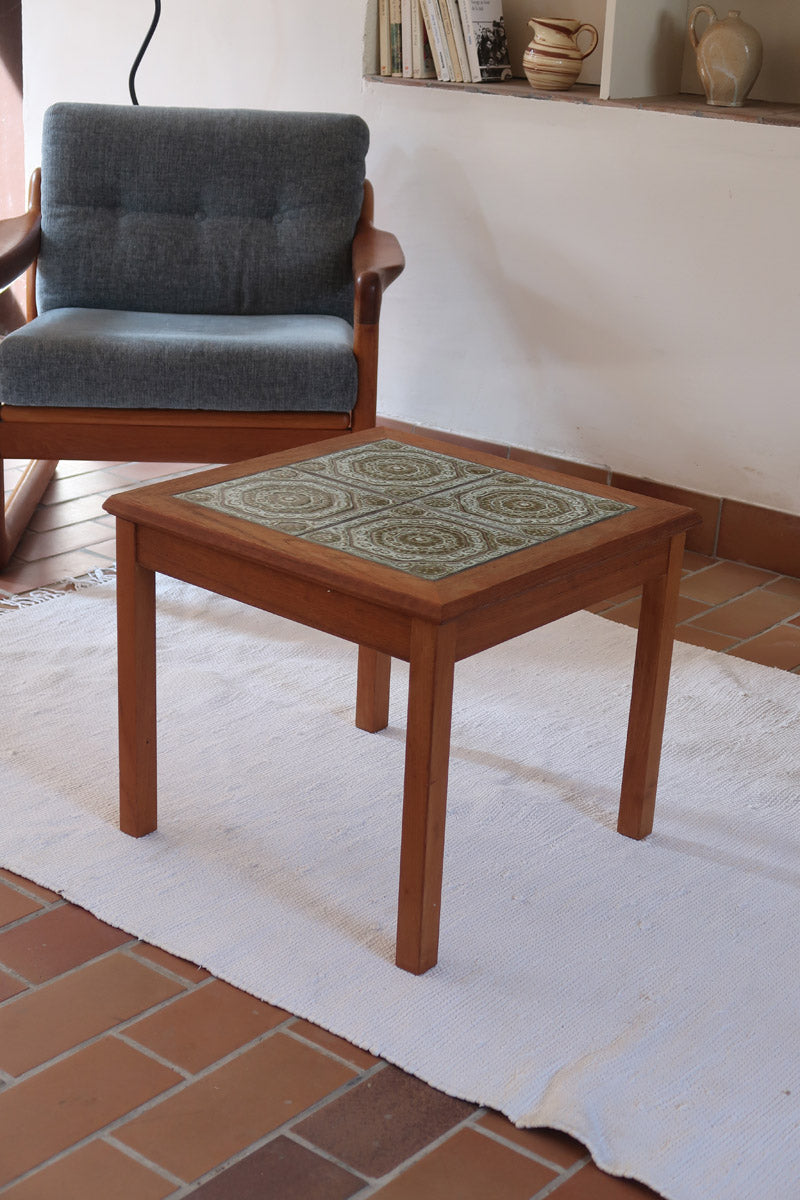 Table basse vintage en teck des années 60 avec plateau carré en céramique à motif.