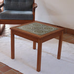 Table basse vintage en teck des années 60 avec plateau carré en céramique à motif.