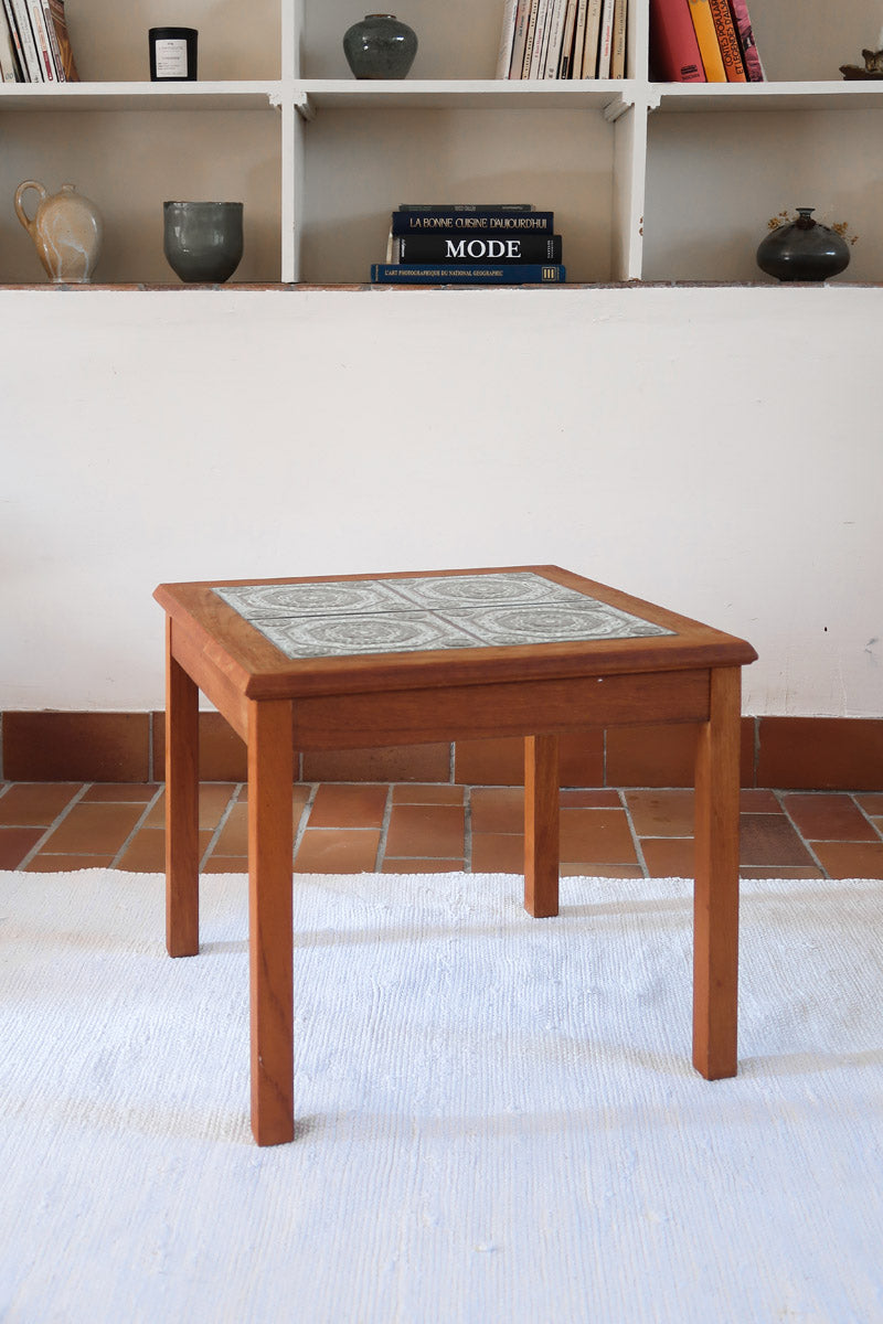 Table basse vintage en teck des années 60 avec plateau carré en céramique à motif.