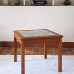 Table basse vintage en teck des années 60 avec plateau carré en céramique à motif.