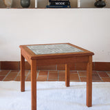 Table basse vintage en teck des années 60 avec plateau carré en céramique à motif.