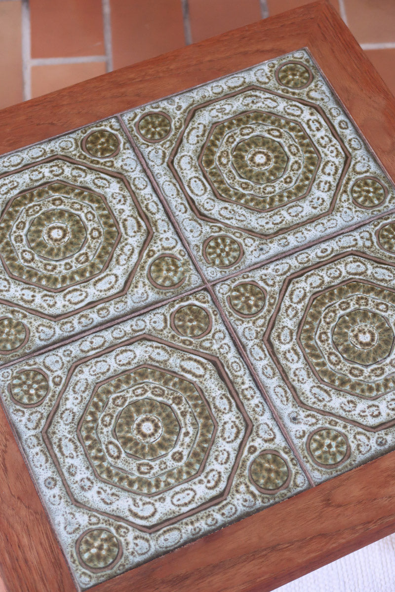 Table basse vintage en teck des années 60 avec plateau carré en céramique à motif.