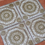 Table basse vintage en teck des années 60 avec plateau carré en céramique à motif.