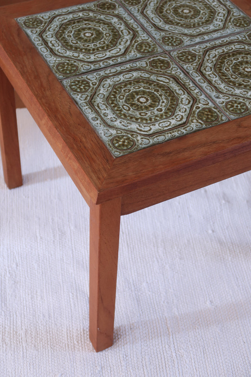 Table basse vintage en teck des années 60 avec plateau carré en céramique à motif.