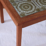 Table basse vintage en teck des années 60 avec plateau carré en céramique à motif.