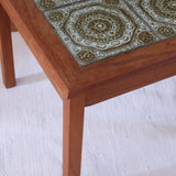 Table basse vintage en teck des années 60 avec plateau carré en céramique à motif.