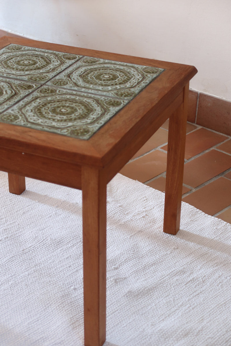 Table basse vintage en teck des années 60 avec plateau carré en céramique à motif.
