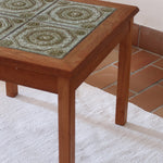 Table basse vintage en teck des années 60 avec plateau carré en céramique à motif.