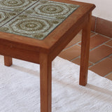Table basse vintage en teck des années 60 avec plateau carré en céramique à motif.