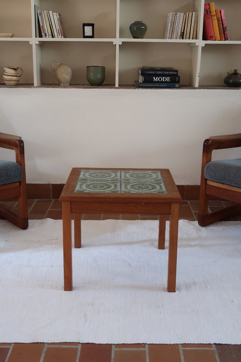 Table basse vintage en teck des années 60 avec plateau carré en céramique à motif.