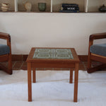 Table basse vintage en teck des années 60 avec plateau carré en céramique à motif.